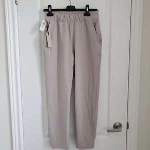 BNWT Sold-Out Aritzia Weekender Pant